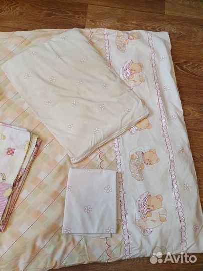 Одеяло, подушка, 2 постельных комлекта в кроватку