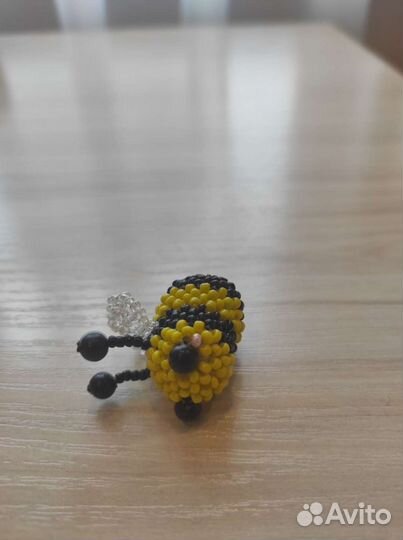 Пчела из бисера (амигуруми)