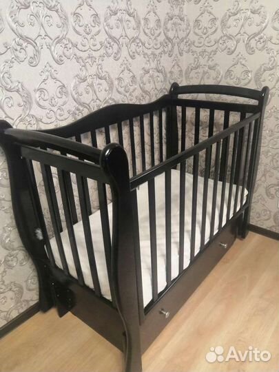 Детская кроватка с маятником и ящиком, с матрасом