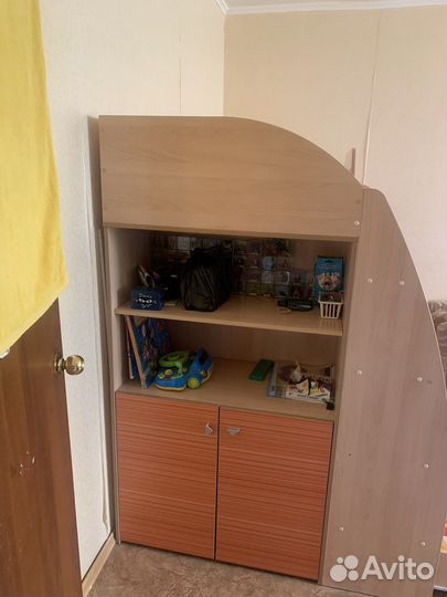 Детская кровать чердак со столом и шкафом