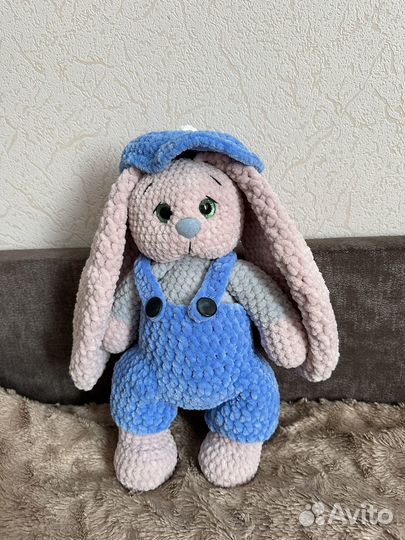 Заяц из плюшевой пряжи