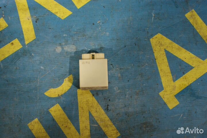 Белое реле Mazda 323F BA