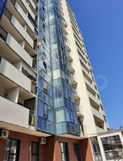 Доля в 2-к. квартире, 65 м², 1/15 эт.