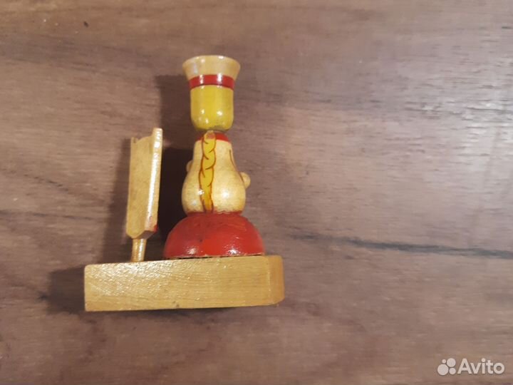 Статуэтка девушки с прялкой