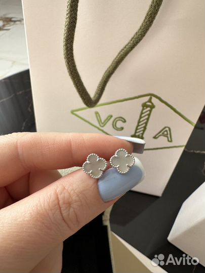 Серьги пусеты van cleef белое золото перламутр