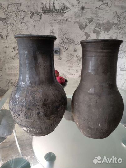 Две большие чернолаковые крынки