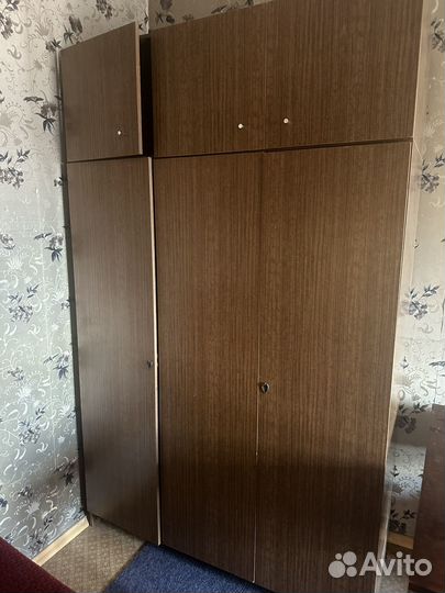 Шкаф и стол