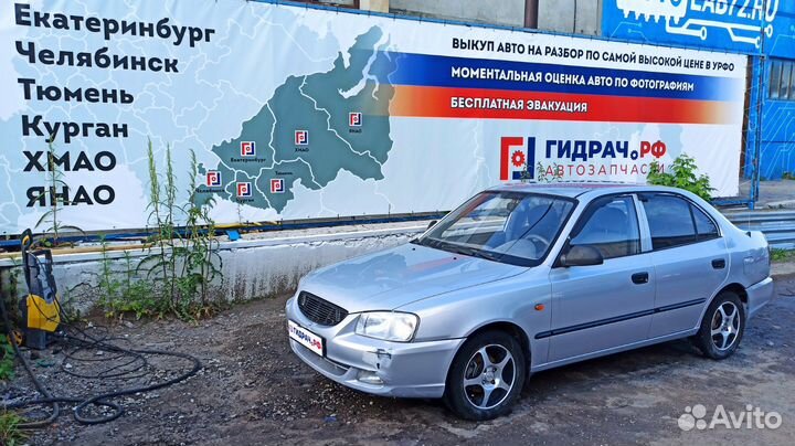 Обшивка стойки передняя левая нижняя Hyundai Accent 2 8582325000LT. Потертость, сломано крепление