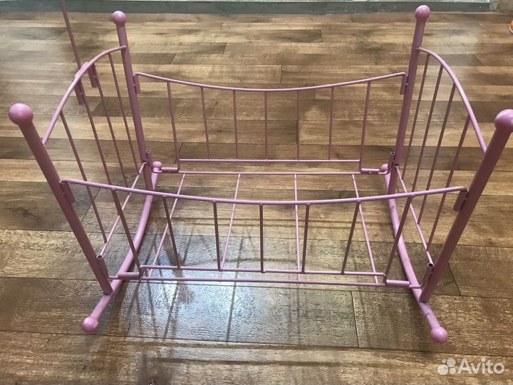 Детская кроватка с маятником