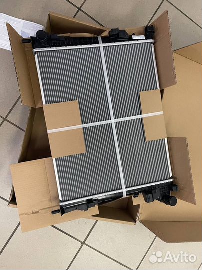 Радиатор охлаждения vivaro trafic 2.0 Dci