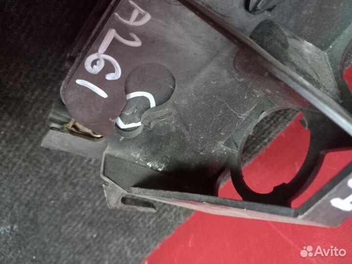 Крепление бампера переднее правое Peugeot 308 4A