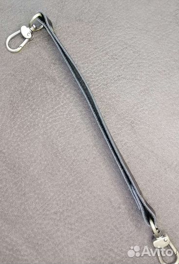 Брелок для ключей с двумя карабинами