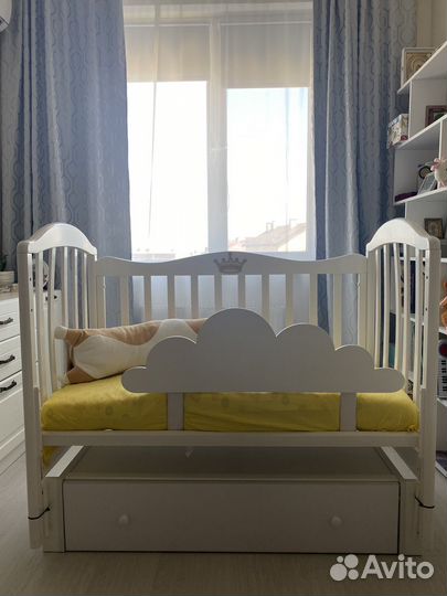 Детская кроватка с маятником
