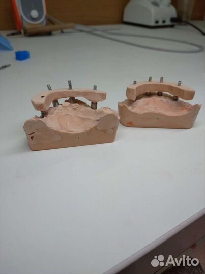 Помощник зубного техника