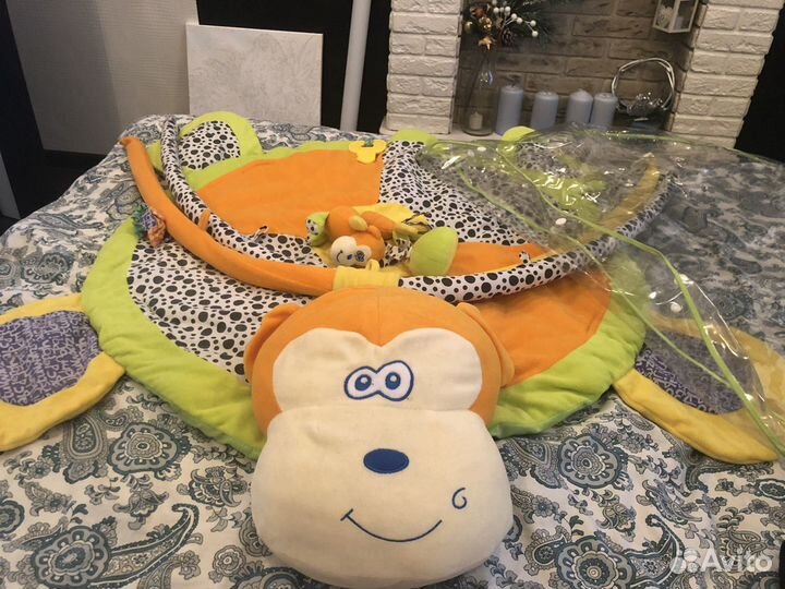 Коврик с игрушками