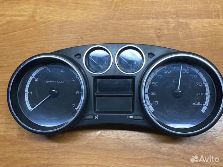 Peugeot 408 1.6 МКПП панель приборов