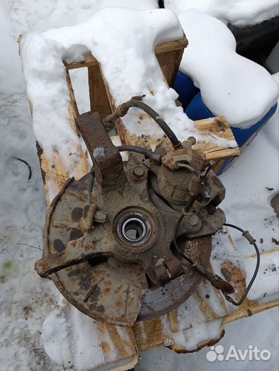 Левый кулак в сборе Mazda Tribute 2002 2.0 4WD МКП