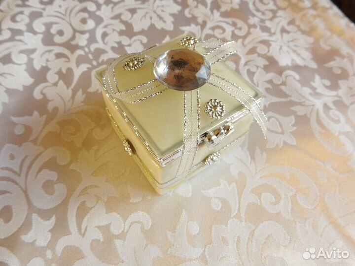 Шкатулка подарочная для украшений с зеркальцем