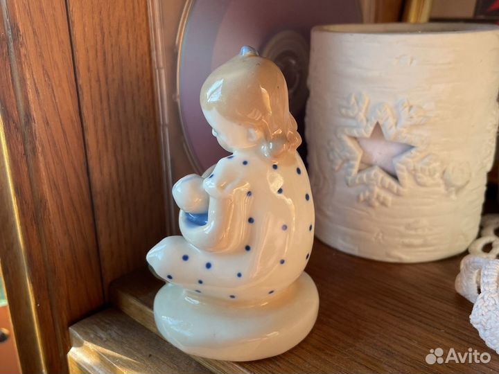 Статуэтка фарфор СССР.лфз.девочка с куклой