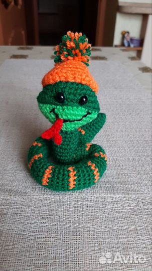 Вязаная змея символ 2025