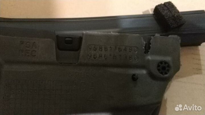 Уплотнитель стекла задней левой двери Peugeot