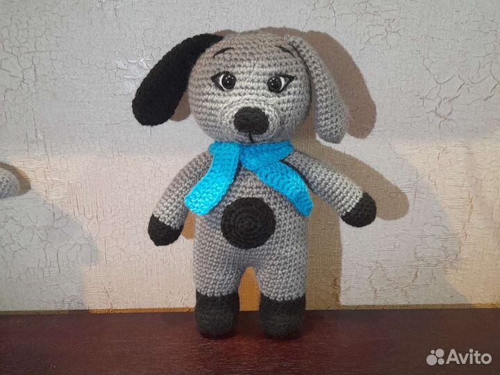 Вязанные игрушки. Зайки и собака