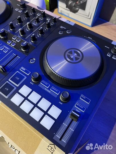 DJ контроллер Traktor S2MK3