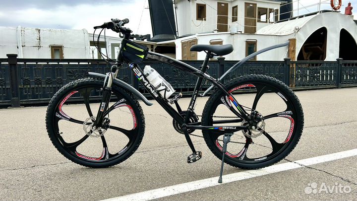 Велосипед BMW на литых дисках