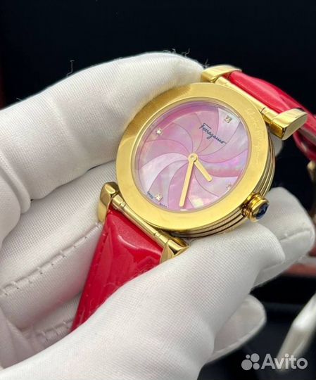 Женские кварцевые часы Salvatore Ferragamo