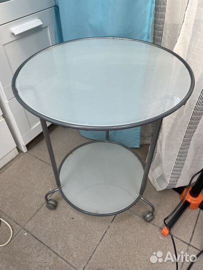 Стеклянный столик на колесах