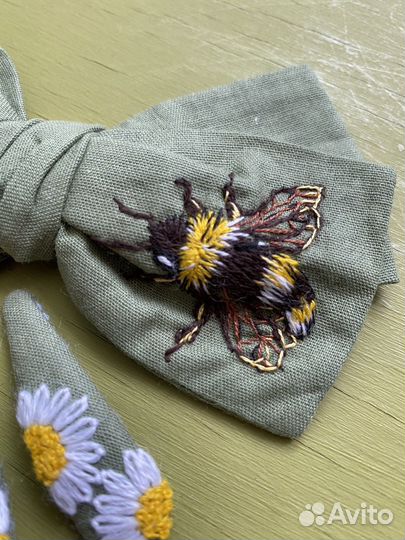 Бантик заколка шмель и ромашки ручная работа