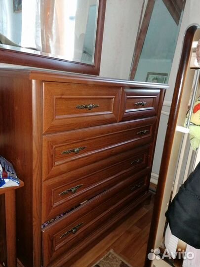 Кровать, комод и зеркало