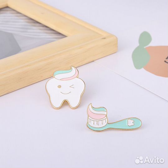 Значки зуб и зубная щетка металлические 2шт