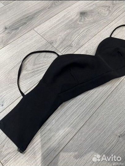 Черный топ на бретелях