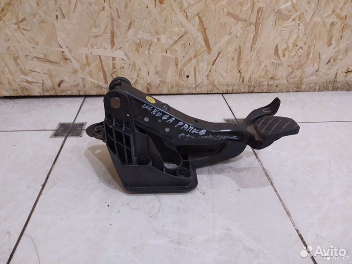 Педаль тормоза Skoda Rapid