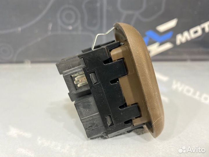 Кнопка стеклоподъемника Chevrolet Trailblazer