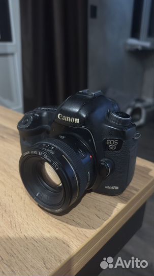 Зеркальный фотоаппарат Canon 5D Mark III