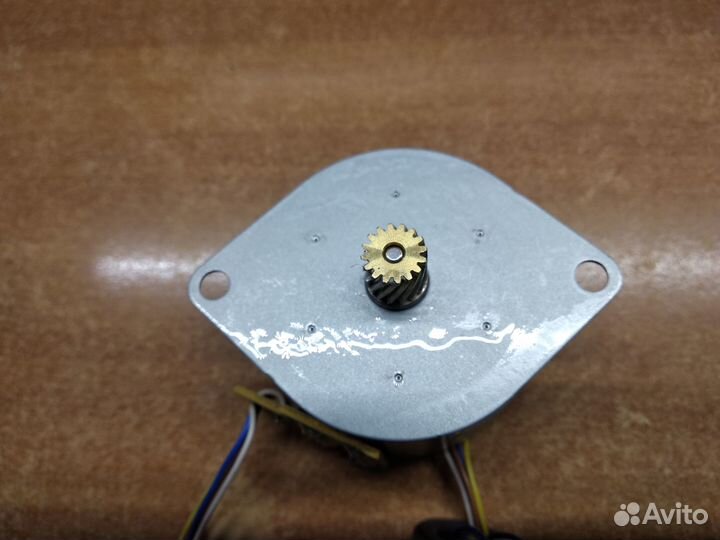 Шаговый двигатель