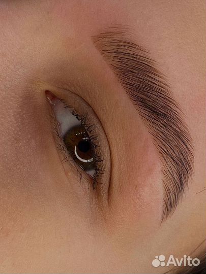 Модель на брови