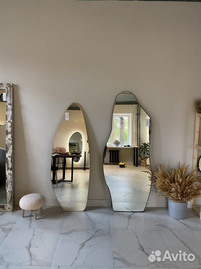 Напольное зеркало ассиметричной формы