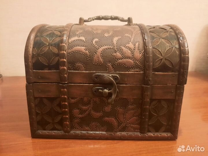 Сундук деревянный