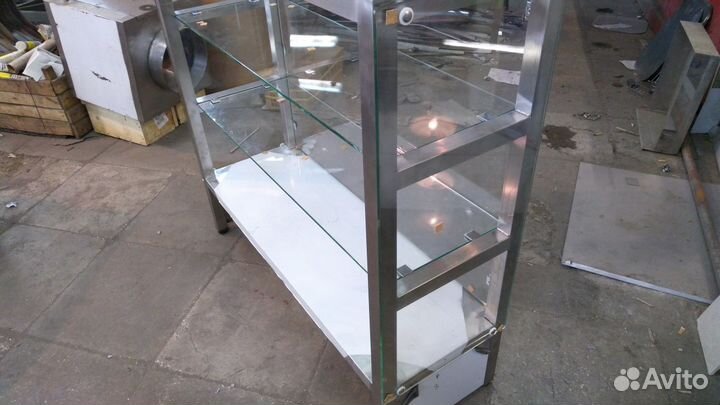Стеклянные витрины с подсветкой