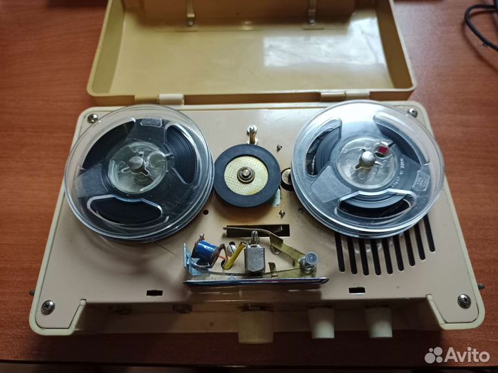 Винтажный катушечный магнитофон