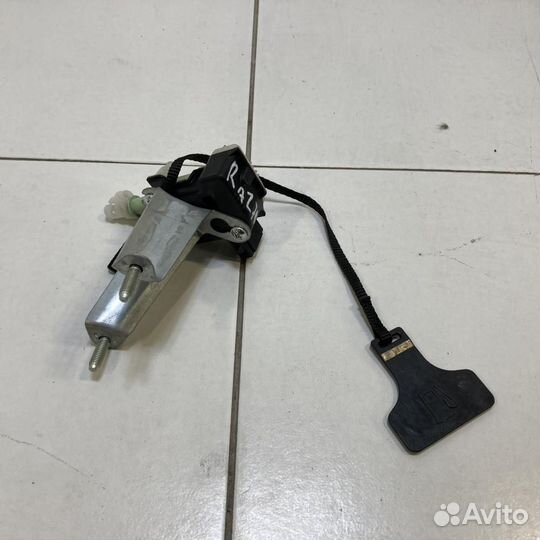 Замок лючка бензобака Toyota Avensis T270 ZRT271 2