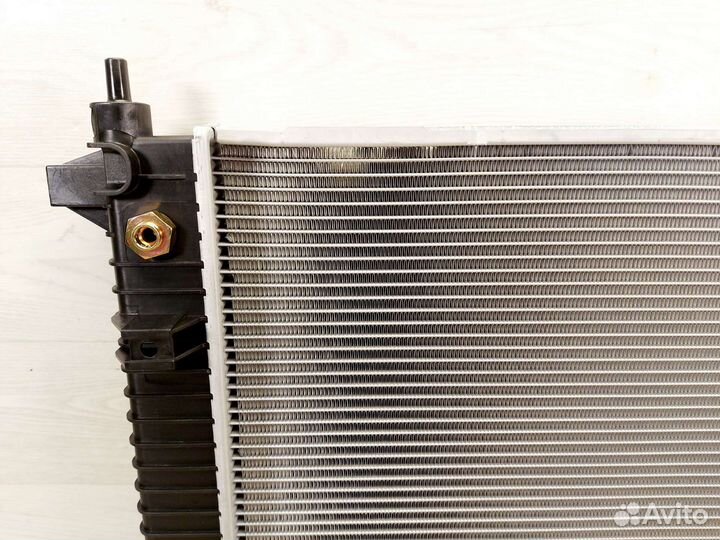 Радиатор охлаждения Cadillac SRX 3,0-3,6