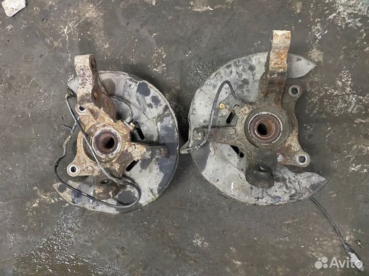 Поворотный кулак Джили Эмгранд