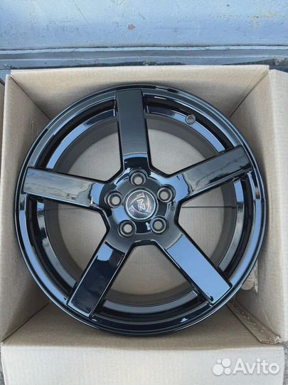 Диски R17 5*114.3 Vossen CV3 Черный глянец