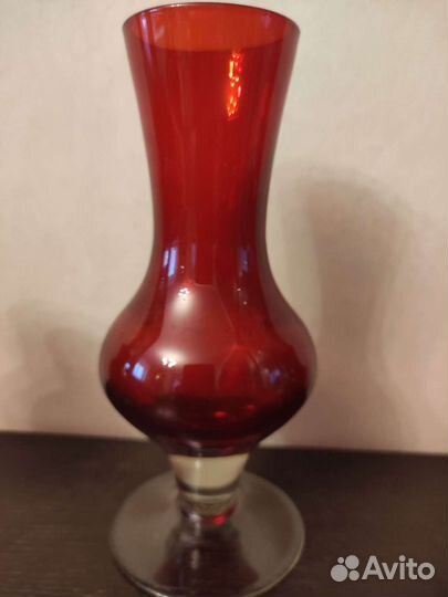 Вазочка из рубинового стекла