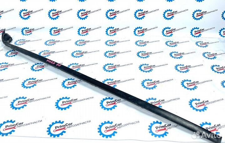 Молдинг лобового стекла левый Toyota Noah