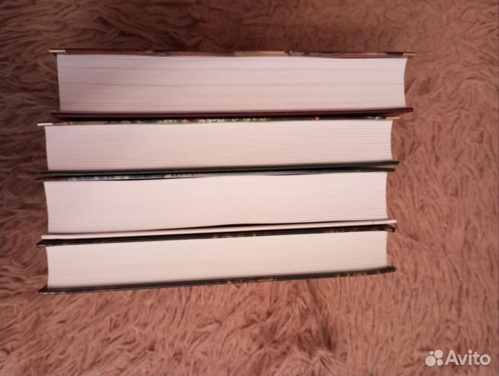 Много книг издательства Азбука